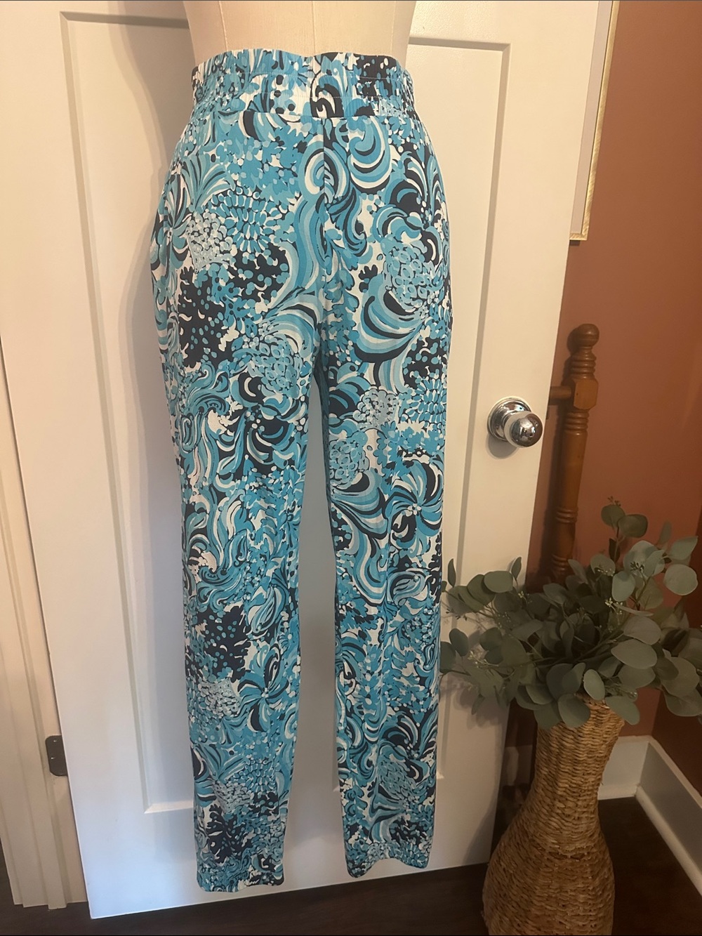 Lilly Pulitzer Rici stretch Resort white Mermazing Blue Floral M pockets pants - Picture 4 of 13